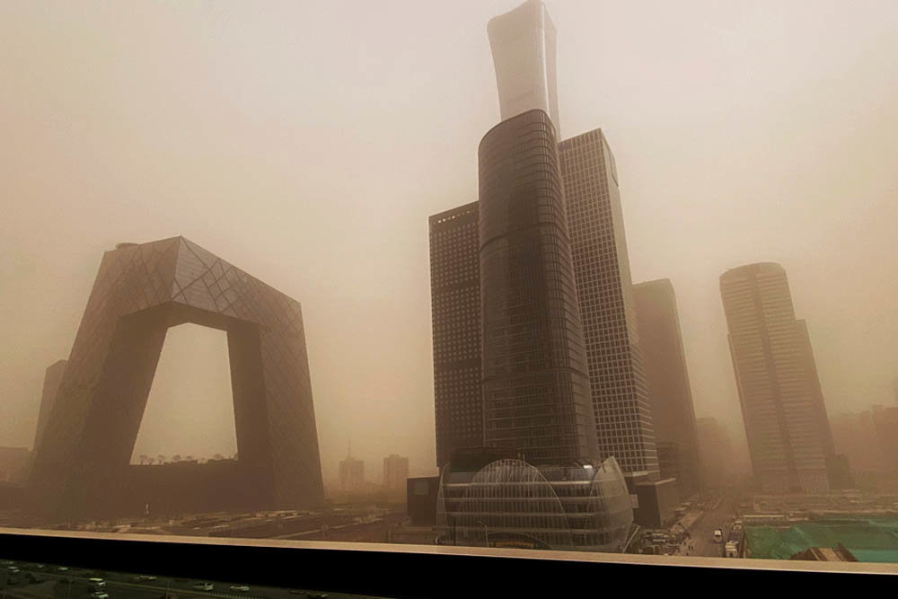 Antes y después de la enorme nube de arena que cubrió China. Fotografía Interactiva. | Noticias Univision Fenómenos Naturales | Univision